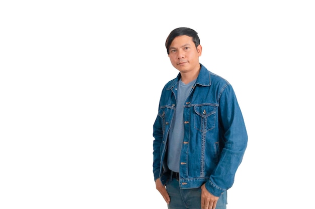 Homme asiatique en chemise et jeans