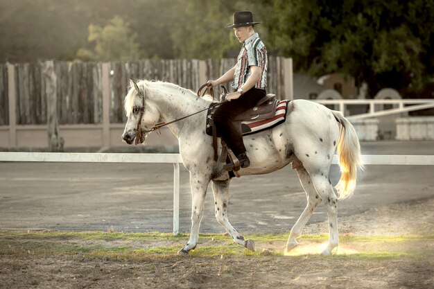 Homme asiatique à cheval dans la ferme.