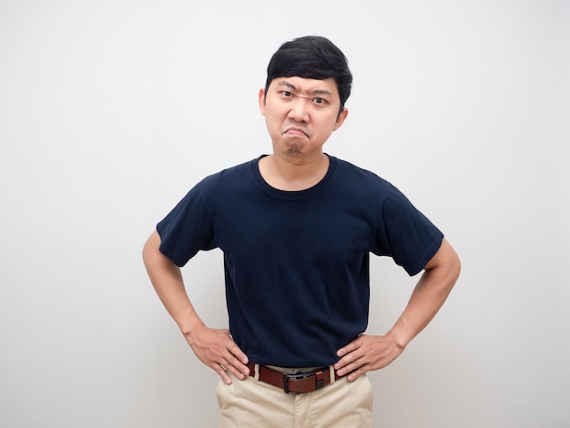 Homme asiatique en colère émotion main taille isolée