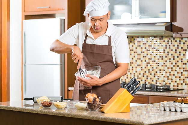 Homme Asiatique, Cuisson, Gâteau, Dans, Cuisine Maison