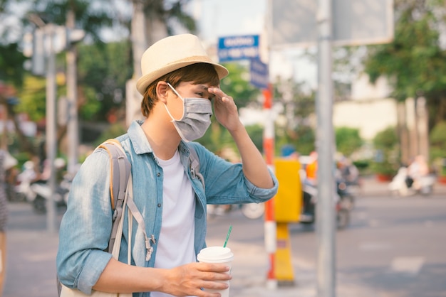 Homme asiatique dans la rue portant des masques de protection