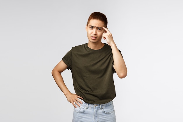 Homme asiatique dans un t-shirt noir