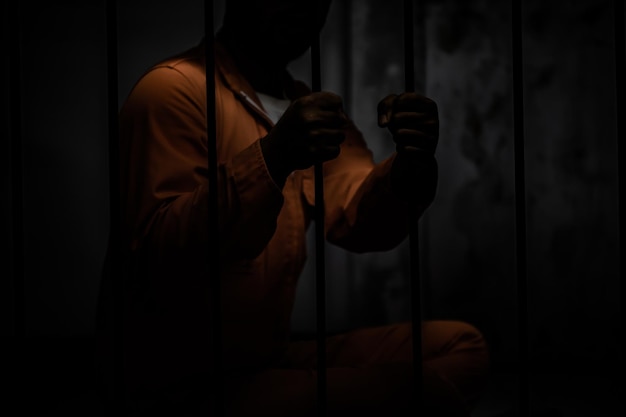 Homme asiatique désespéré par le concept de prisonnier de fer