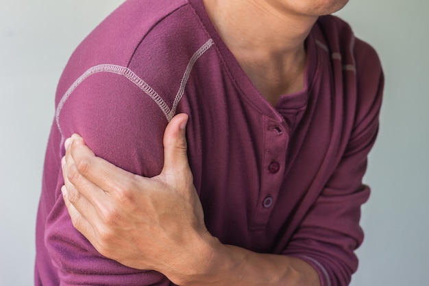 homme asiatique avec douleur à l&#39;épaule