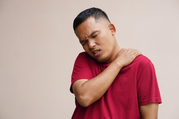 Homme asiatique avec douleur à l'épaulex9