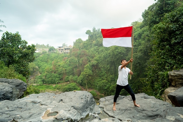 Homme Asiatique Avec Drapeau Indonésien De L'indonésie Au Sommet De La Montagne