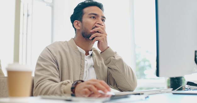 Un homme asiatique fait face à la pensée et à l'idée avec la planification informatique et le remue-méninges pour réussir dans la programmation.