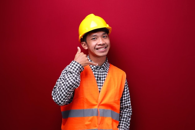 Fond Homme Asiatique Avec Un Casque Sur Un Chantier De Construction Fond,  Un Homme En Tenue De Travail Et Une Cravate, Image De Lindustrie De La  Construction Photographie Hd Photo, Casque Image