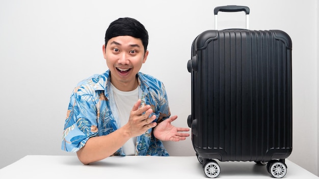 Homme asiatique gai avec le concept de vacances de bagages