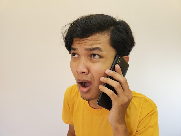 Un homme asiatique avec un geste est sur la connexion téléphonique perdue