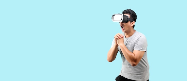 Photo homme asiatique jouant au jeu vidéo vr avec des lunettes de réalité virtuelle et un visage de choc et de surprise