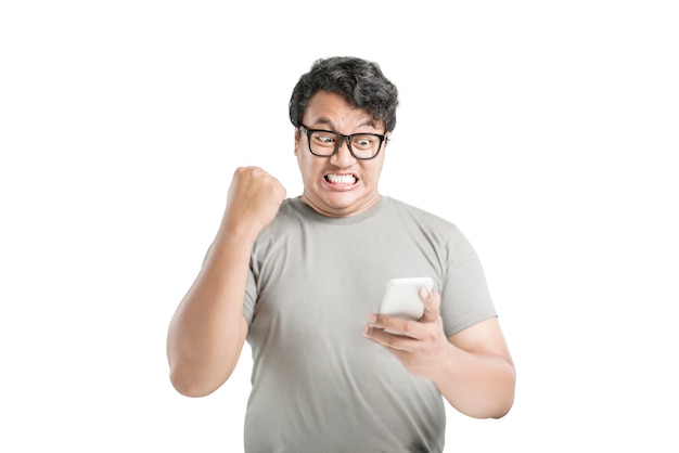 Homme asiatique à lunettes avec expression excitée isolé sur fond blanc