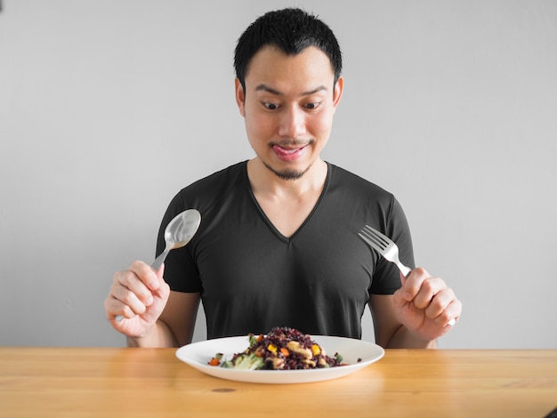 L&#39;homme asiatique mange des aliments propres pour une vie saine.