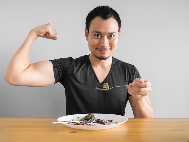 L&#39;homme asiatique mange des aliments propres pour une vie saine.