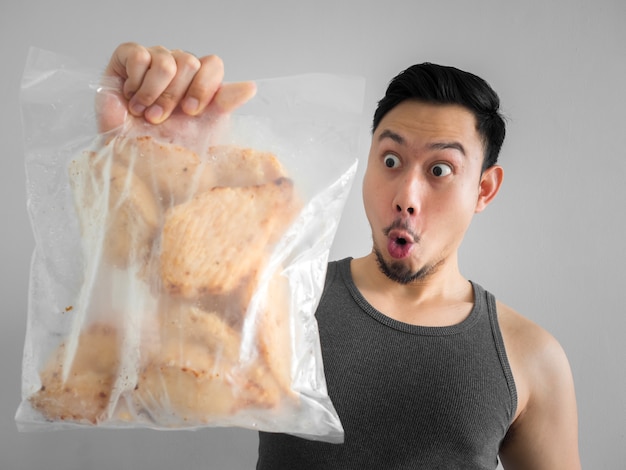 Homme asiatique montrent poitrine de poulet protien bonne début régime alimentaire pour une vie saine.