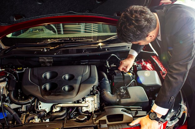 Homme asiatique avec moteur de technologie sur fond flou