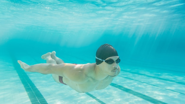 homme asiatique, nager sous l&#39;eau