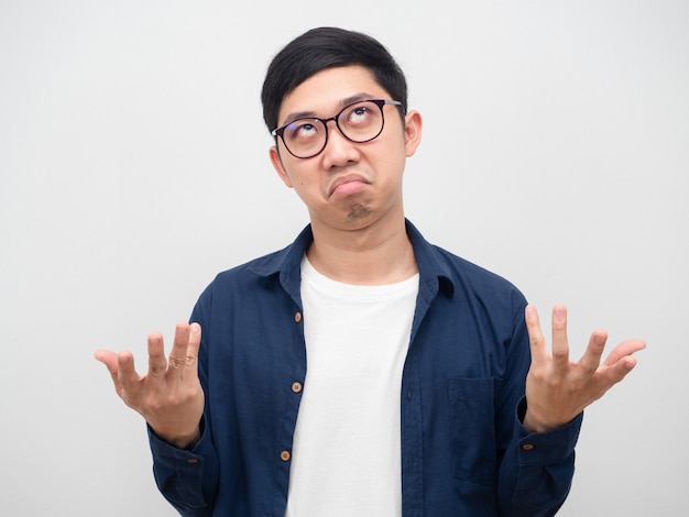 Homme asiatique portant des lunettes se sentir ennuyé montrer la main sur fond blanc