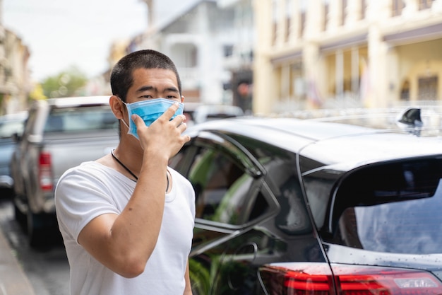 Homme asiatique porte un masque chirurgical