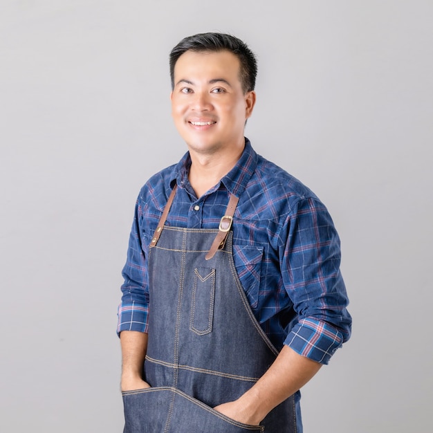 Homme asiatique posant en uniforme de barista