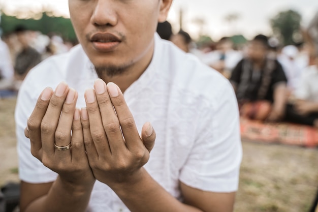 Homme asiatique prier la prière de l'Aïd