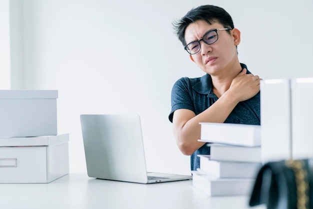 L'homme asiatique qui travaille dur avec le syndrome du bureau a un problème avec une partie du corps bras épaule tête cou dos concept d'idées de problèmes sains