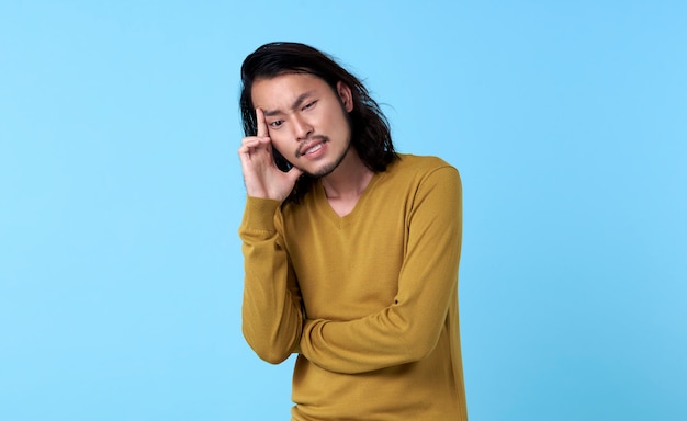 Homme asiatique réfléchissant dur pour quelque chose dans la réaction des expressions faciales émotion isolée