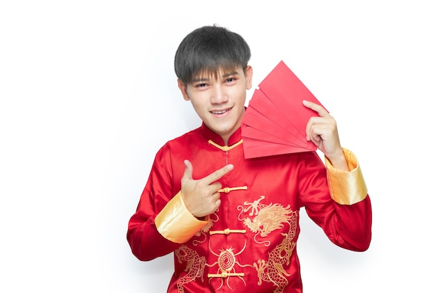 Homme asiatique en robe à col mandarin tenant un paquet d'enveloppe rouge. Concept du nouvel an chinois.