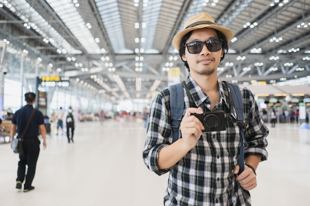 Homme asiatique sac pack touristique avec caméra à l&#39;aéroport.