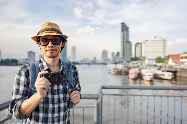 Homme asiatique sac pack touristique en voyageant en Thaïlande.