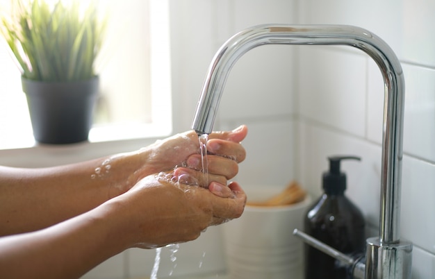 Homme asiatique se laver les mains avec du savon