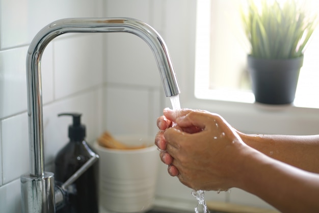 Homme asiatique se laver les mains avec du savon