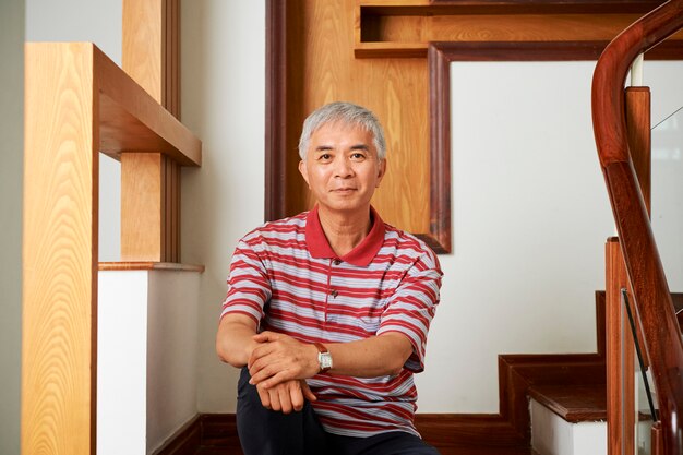 Homme asiatique, séance, sur, escalier, chez soi