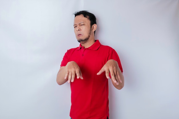 Homme asiatique séduisant avec un geste de la main pose le rejet ou l'interdiction avec espace de copie