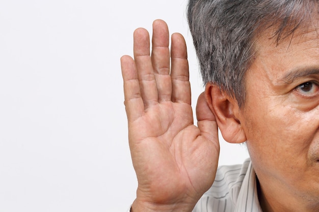 Homme asiatique senior perte auditive