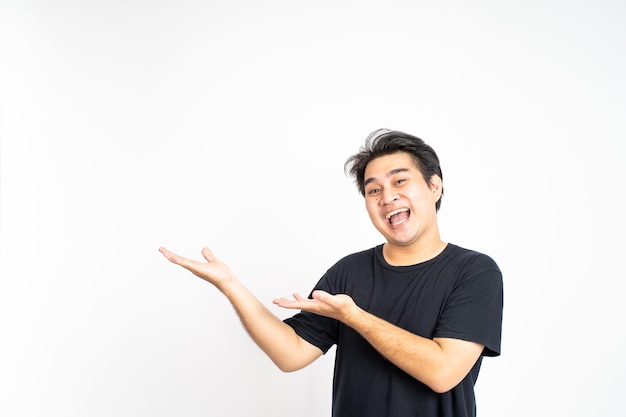 Homme asiatique souriant avec les deux mains présentant quelque chose