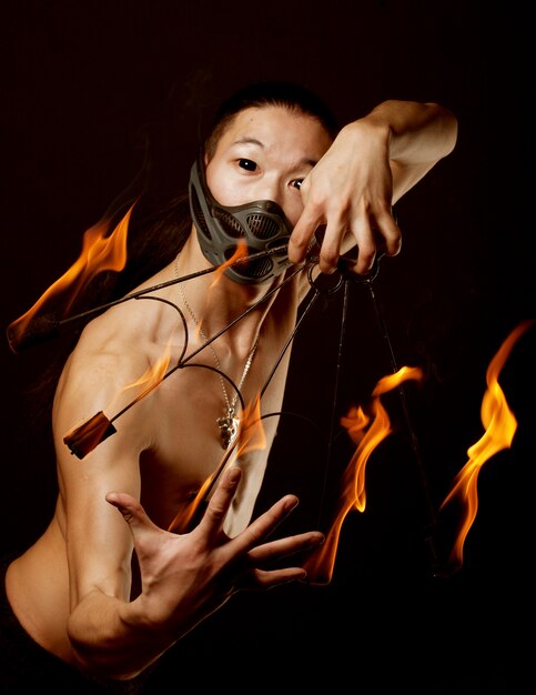 Photo homme asiatique avec spectacle de feu