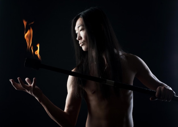 Homme asiatique avec spectacle de feu