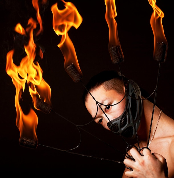 Homme asiatique avec spectacle de feu