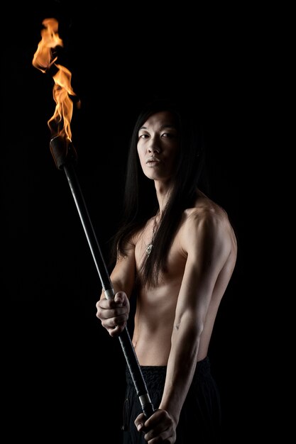Homme asiatique avec spectacle de feu