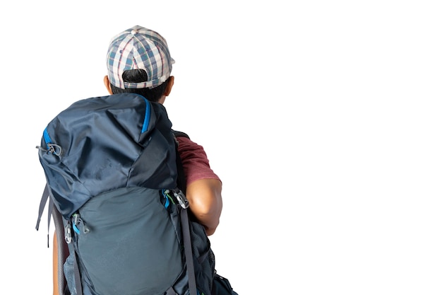 Homme asiatique en t-shirt décontracté portant et casquette avec sac à dos prêt à voyager pour ses vacances isolé sur fond bleu avec espace copie. chemins de détourage.