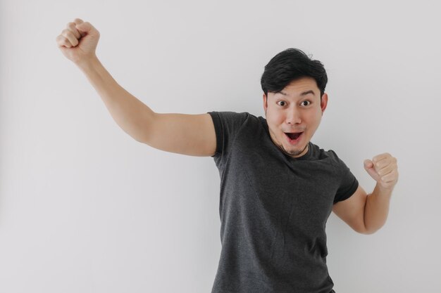 Un homme asiatique en T-shirt noir isolé sur le blanc