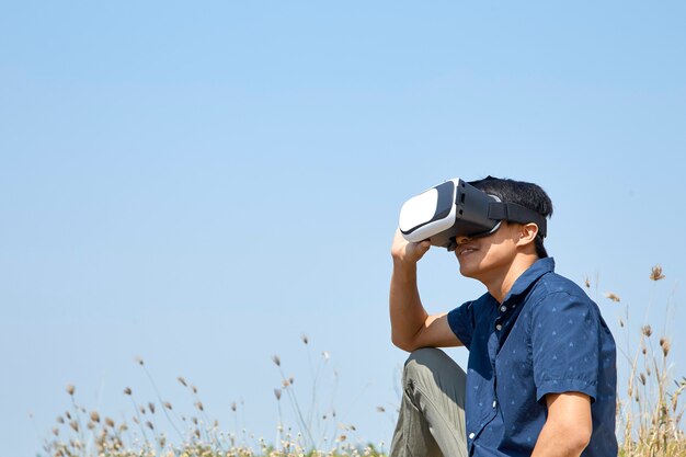 Homme asiatique utilisant le casque de réalité virtuelle
