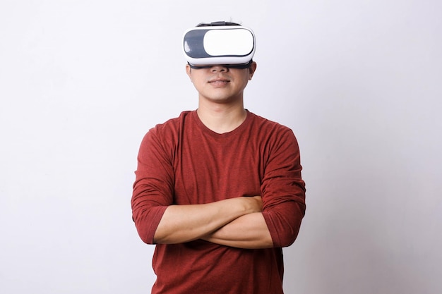 Homme asiatique utilisant la réalité virtuelle