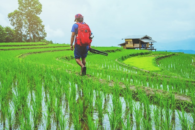 L&#39;homme asiatique voyage nature. Voyage relax. Marcher prendre une photo sur le terrain. en été