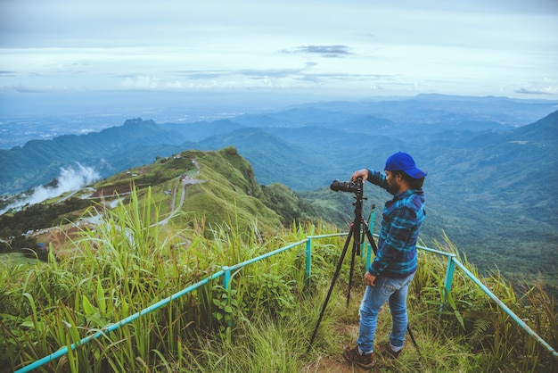 L&#39;homme asiatique voyage se détendre pendant les vacances. Photographie de paysage sur la montagne.Thaïlande