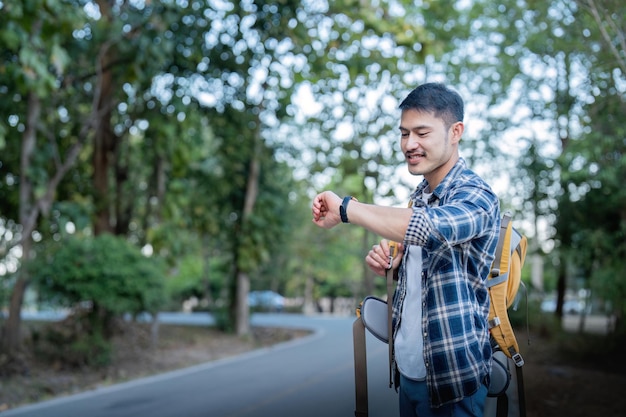 Homme asiatique voyageant avec une tente campant au sommet d'une montagne en plein air style de vie d'aventure randonnée vacances d'été actives.