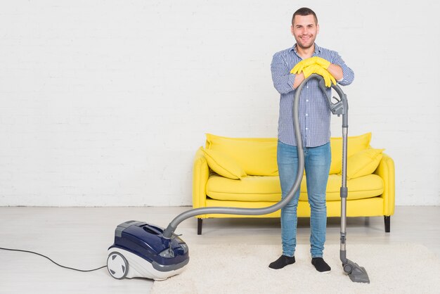 Homme avec aspirateur