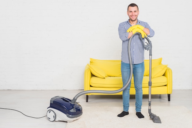 Homme avec aspirateur