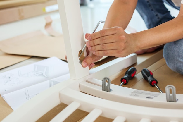 Photo homme assemblant des meubles de chaise blanche à la maison